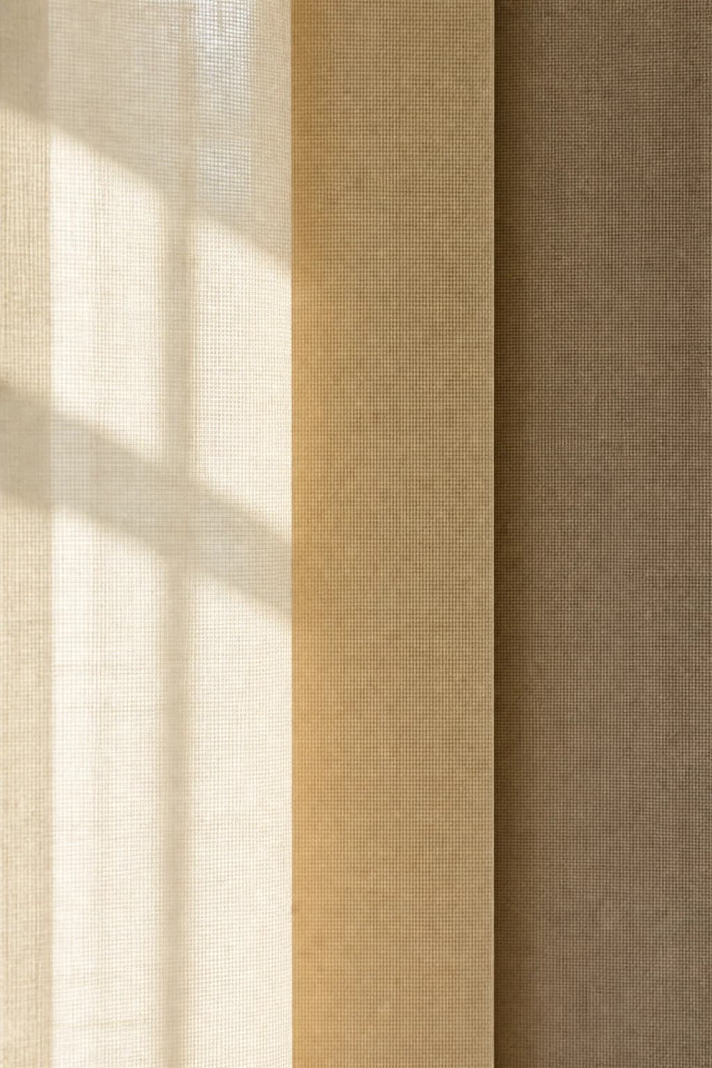 Estudio ilustrativo: paneles verticales de tela superpuestos en tonos marfil y taupe.